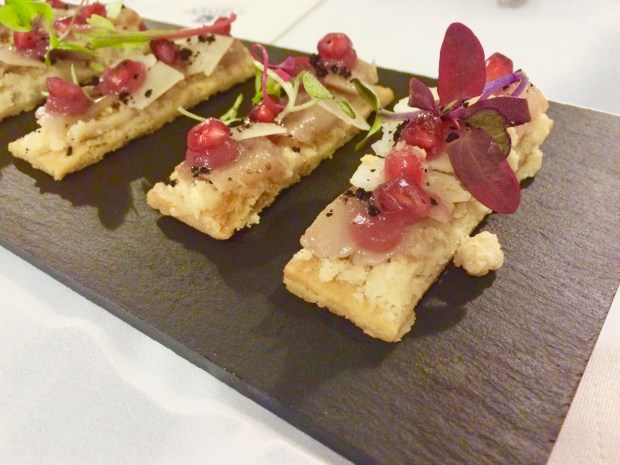 Coca con sardinas de la bota, falso membrillo de granada y queso. Mesón El Granaino. Chef Odón Martínez.