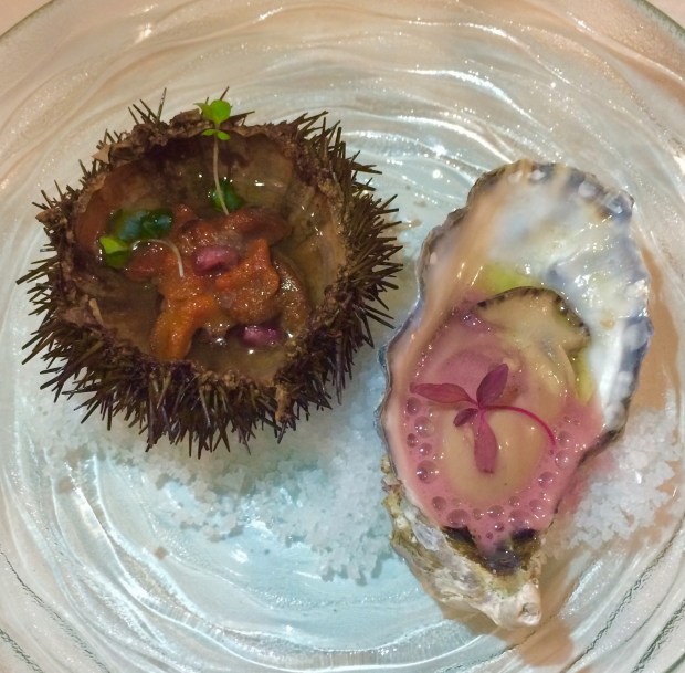 Huevas de erizo, jugo de granada y aceite de guindillas. Ostra en escabeche tibio de granada. Mesón El Granaino. Chef Odón Martínez.