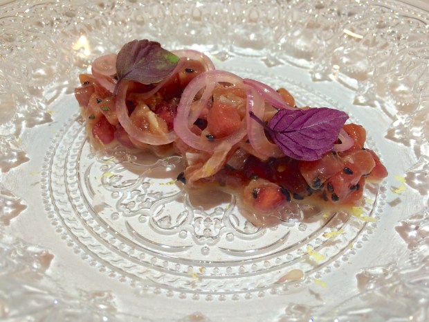 Tartar de atún rojo de almadraba con granada y cebollitas rojas encurtidas. Mesón El Granaino. Chef Odón Martínez.