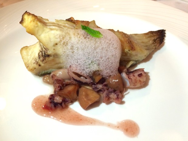 Rodaballo a la brasa con sepieta y robellones en salsa de granada, chile dulce y ginger beer. Mesón El Granaino. Chef Odón Martínez.