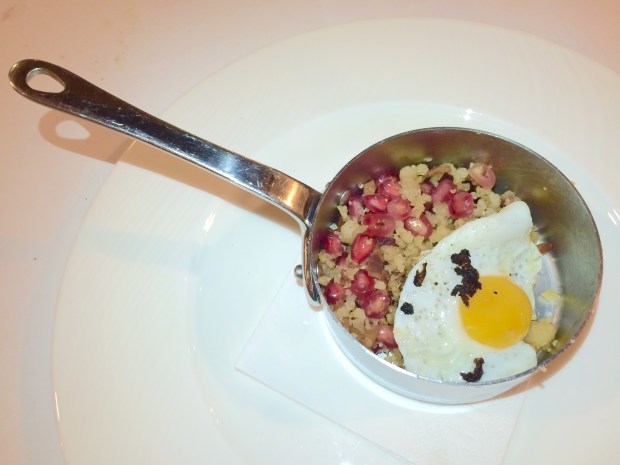 Migas ruleras con jamón y granada. Mesón El Granaino. Chef Odón Martínez.