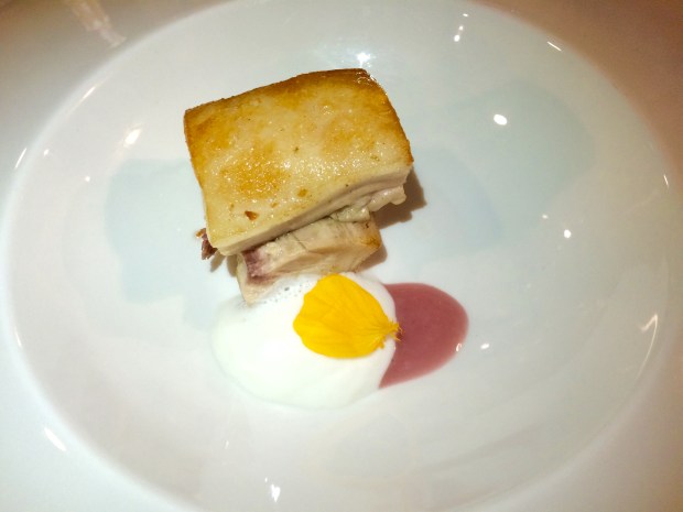 Cochinillo con emulsión de granada y aceite de oliva. Mesón El Granaino. Chef Odón Martínez.