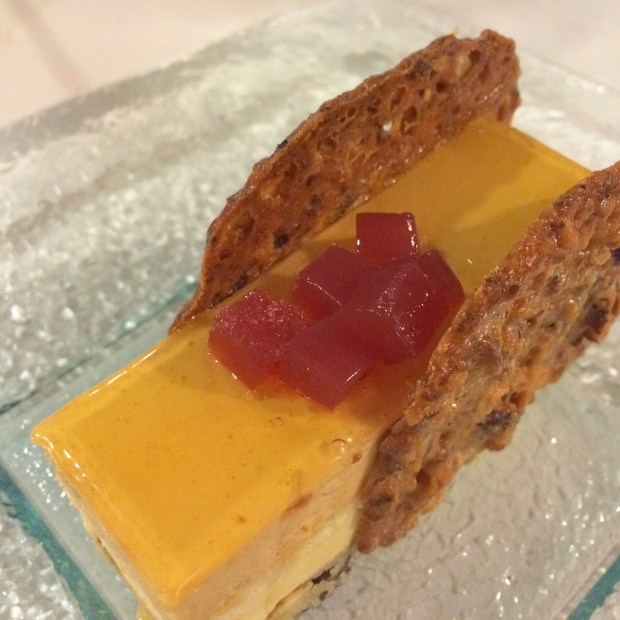 Postre a cargo del maestro pastelero Fran Castell. Camp d´Elx: Bizcocho de dátil al cantueso, cremoso de cítricos y espuma de almendra con granada mollar.