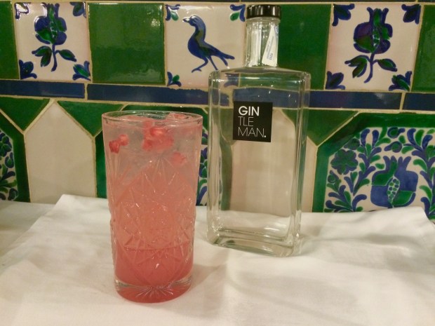 Sobremesa con Gintleman (Destilerías Sys), granada fresca y June. 