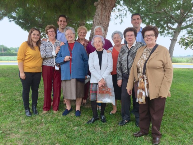 Asociación Amas de Casa de Catral con el Alcalde y Concejal de Agricultura. Foto: @elviraalmodovar